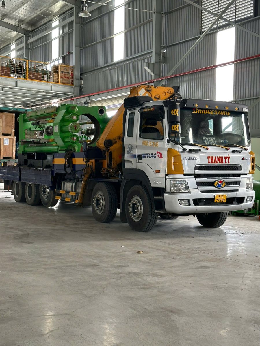 Đội ngũ nhân viên Thanh Tý vận hành xe nâng để hạ hàng từ container