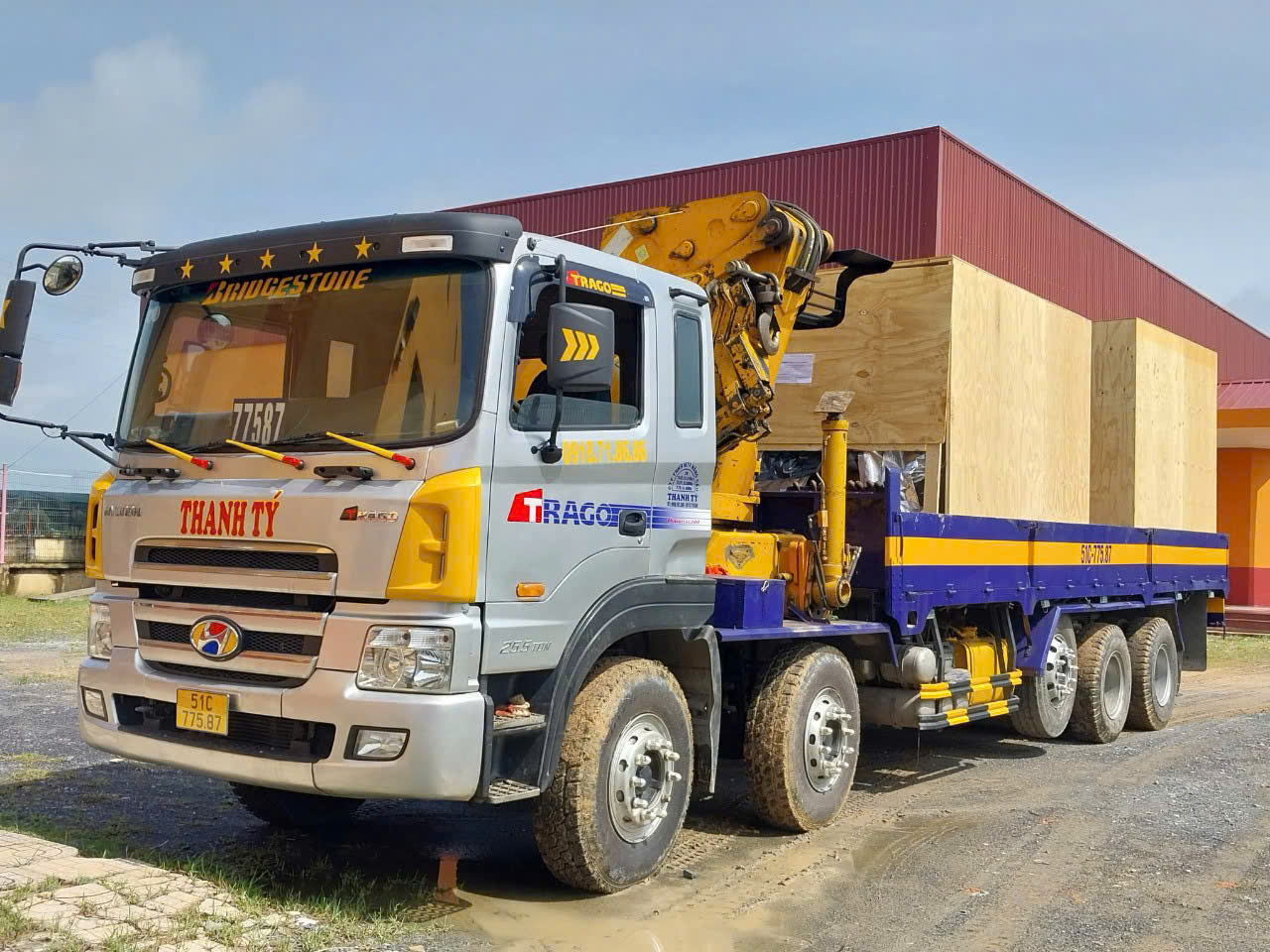 Một xe moóc sàn đang vận chuyển một cấu kiện thép lớn trên đường cao tốc